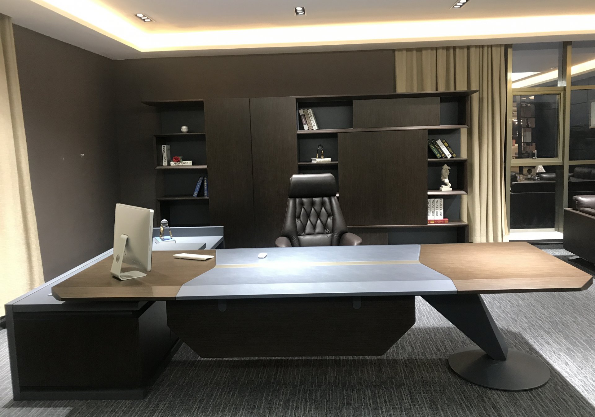 Кабинет торино. Стол руководителя 202057 atlas. Стол руководителя кожа. Стол руководителя. Стол руководителя с кожаной вставкой.