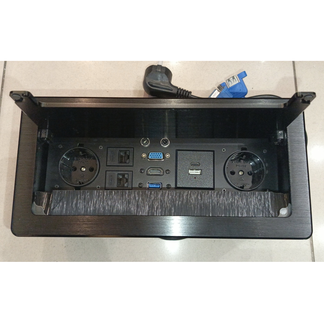 DS003 ���� ����������, 2�220� + 2�RJ45 + 1�USB data + 1�USB charger (A+C) + 1�VGA + 1�HDMI + 3.5 audio+mic, ������