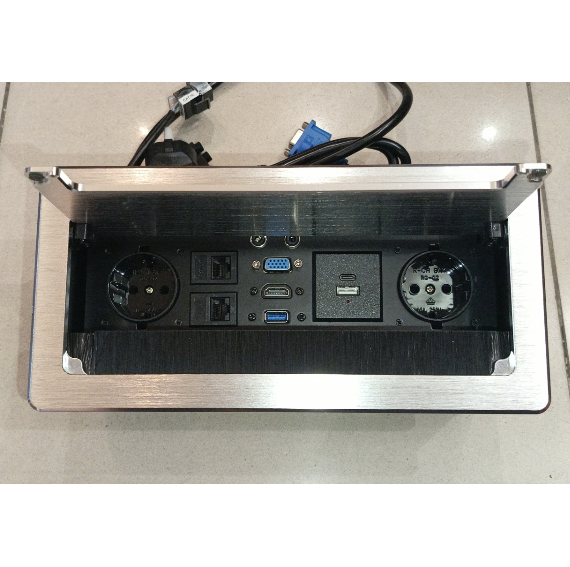 DS003 ���� ����������, 2�220� + 2�RJ45 + 1�USB data + 1�USB charger (A+C) + 1�VGA + 1�HDMI + 3.5 audio+mic, �����